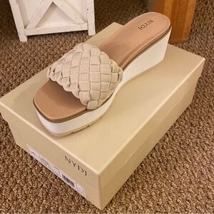 NYDJ Roraa Basic Elastic Wedges in Sandstone